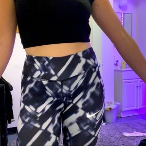 Nike black& white print gym leggings